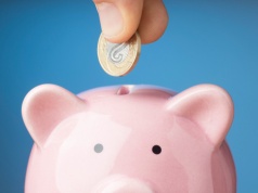 Podejście Polaków do pieniędzy. Oszczędności mają albo na lokatach, albo w ryzykownych inwestycjach