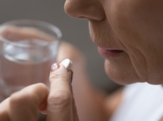 Nie tylko dawka jest ważna. Ten nawyk może poprawić wchłanianie suplementów