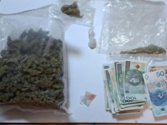 Kryminalni zabezpieczyli narkotyki, nielegalne papierosy i gotówkę. Zatrzymani mężczyźni!