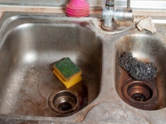 Co zrobić, aby zlew w kuchni lśnił jak kiedyś? Wystarczy 1 składnik. Nie jest to ocet