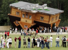 Rekordy świata i trudne losy Polaków. Miejsce pełne symboli. Codziennie przyciąga tłumy