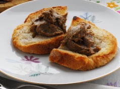 2 zł za kilogram i Polacy się zajadają. Gorszy skład niż w karmie dla psów