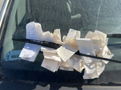 Niczym Dąb Bartek przyciąga ciekawskich. Atrakcją sterta wezwań do zapłaty