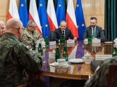 Tusk rozmawia z generałami