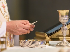 Czy katolik może przyjąć komunię bez spowiedzi w Wielkanoc? "Wyznawajmy grzechy, nie emocje"