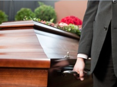 Pogrzeb świecki czy z księdzem? Sprawdziliśmy rachunki. Różnica w kwotach na fakturze wbija w fotel