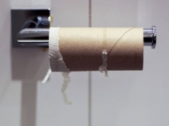 Zawsze zostawiam sobie rolki po ręcznikach papierowych. W szufladzie robią coś genialnego