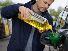 Tańsze niż diesel, ale może zrujnować silnik. Kierowcy próbują tankować olej z supermarketu