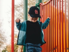 Dzieci w krótkich spodenkach biegały na placu zabaw. Polscy rodzice jak zwykle idą w skrajności