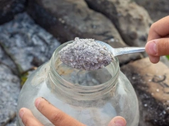 Wsyp garść do ziemi zamiast nawozu. Rośliny ruszą z kopyta i zakwitną szybciej niż zwykle