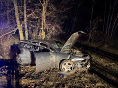 Dachowanie Audi. Pojazd uderzył w betonowy przepust. Trzy osoby trafiły do szpitala