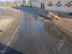 Awaria na Osiedlu Czarne. Woda płynie ulicą Czarnoleską