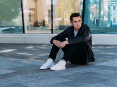 Klasa średnia obsesyjnie chce coś w życiu osiągnąć. „Dlatego wymyślono, że mamy być w życiu stale szczęśliwi”