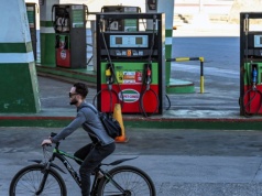 Na Kubie skończyło się paliwo. Ludzie przesiadają się na rowery i furmanki