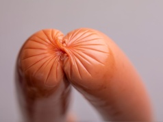 Gdzie wyrzucić folię po parówkach i dlaczego żółty kosz to zły wybór? To wcale nie jest oczywiste