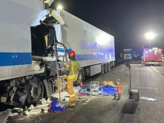 Najechanie przed „wahadłem” na krajówce – kabina Actrosa wbita do wnętrza chłodni