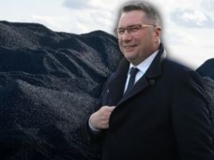 Przemysław Czarnek chce wydobywać ekologiczny węgiel? Równie dobrze może zbierać suchą wodę