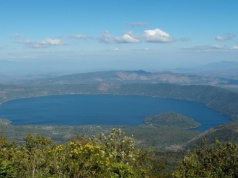 Pradawny wulkan i jezioro o osobliwym zabarwieniu. Astronauta udostępnił zdjęcie wykonane z ISS