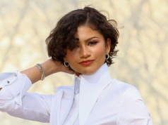 Zendaya podbija Paryż cała w bieli. Na palcu widać obrączkę