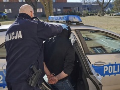 Trzy promile, drzewo i twardy sen. Pijany kierowca zasnął w rozbitym aucie