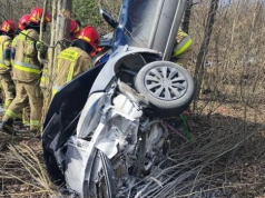 Volkswagen wbił się w drzewo. Dwie osoby ciężko ranne w wypadku