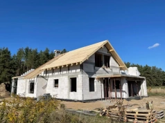 Parterówka czy poddasze? Różnica w kosztach potrafi być porażająca