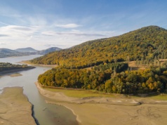 Jezioro wysycha, turystów ubywa. Mieszkańcy i samorządowcy alarmują