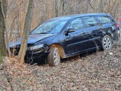 Jeden skręcał, drugi wyprzedzał. Na ul. Osmolickiej w Lublinie Honda uderzyła w drzewo