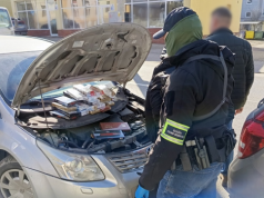 Kontrabanda ukryta w komorze silnika osobówki. Łódzka KAS przejęła 1405 paczek papierosów bez akcyzy