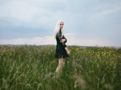 Co zdradza osoby, które wyglądają na pewne siebie, ale tak naprawdę są bardzo nieśmiałe? 2 zachowania