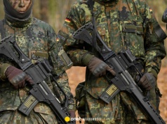 Nie zbieraj łusek do czapki polowej, umyj twarz i ręce... Niemcy chciałyby być potęgą. Na razie ośmieszają własnych żołnierzy