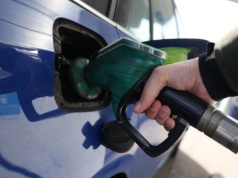 Ministerstwo energii nie uruchomi rezerw ropy naftowej. Powodem… promocje na stacjach paliw