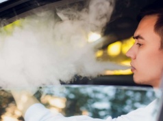 Palisz lub wapujesz w aucie? Przy sprzedaży stracisz tysiące złotych