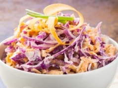 Surówka z dwóch rodzajów kapusty. Idealny dodatek do mięsa i ryby