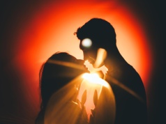 To jedno kłamstwo wzmacnia związki. Dzięki niemu czujemy się bardziej kochani