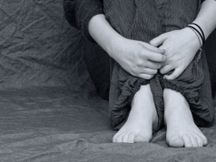 Dlaczego młodzi czują się samotni? Ekspert wskazuje internet, presję i brak wsparcia