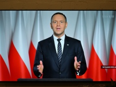 Wetując SAFE prezydent Karol Nawrocki zapomniał, że Polska miała „wstawać z kolan”