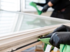 Wiele osób nie czyści tak ram okiennych. A wystarczy kilka składników z kuchni