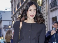 Słynna it-girl powraca. Alexa Chung podbija Paryż w kultowej torebce