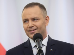 W PiS łapią się za głowy.   "Wyzywał Karola Nawrockiego od sutenerów, a teraz mu doradza"