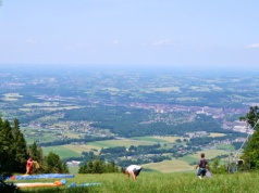 Huta w cieniu gór. Zaczniesz tu wyjątkową wędrówkę. Wszystko tuż przy polskiej granicy