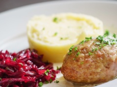 Delikatne kotlety mielone z sałatką z buraczków, czyli obiad jak u mamy
