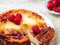 Lekki jak chmurska jogurtowiec z malinami. Sernik, który robi się... sam