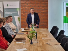 Za pieniądze zarobione w niemieckim tartaku zbudował biznes w Polsce. Opowiada o branży zyjącej z kradzieży pomysłów i dominacji wielkich sieci