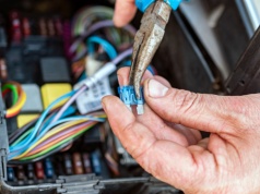 Bezpiecznik w aucie utknął w skrzynce. Ten trik potrafi uratować sytuację, mało kto go zna