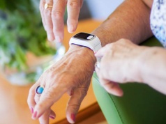 Lublin rozszerza program teleopieki. 400 seniorów otrzyma nowe opaski bezpieczeństwa SOS