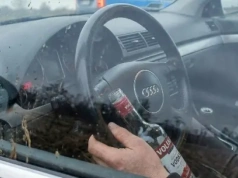 ​Z butelką w ręku wjechał do rowu. Miał ponad 2,5 promila