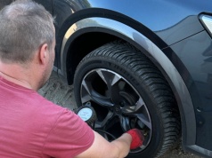 Przy wysokich cenach paliw szuka oszczędności. Zaczął od opon