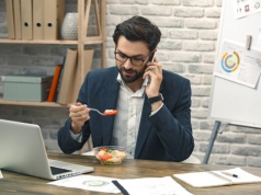 Przerwa tylko z nazwy? 40 proc. Polaków pracuje podczas lunchu