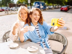 Kawa, deser i rozmowa z przyjaciółką. Małe przyjemności, które wzmacniają relacje